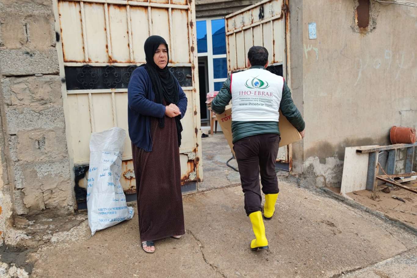 İHO EBRAR Iraklı selzedelere gıda yardımında bulundu